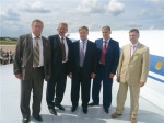Губернатор МО Б.Громов и Г.Ирейкин на крыле Ту-144Д 77115