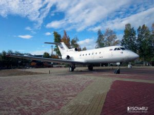 В Югорске установили самолет Як-40