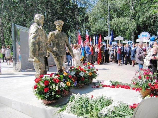 В Тюмени торжественно открыли памятник авиаторам