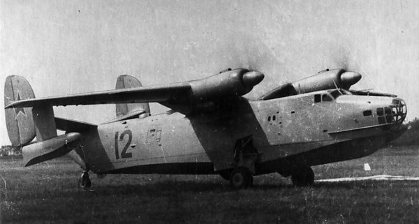 первый опытный самолет-амфибия Бе-12