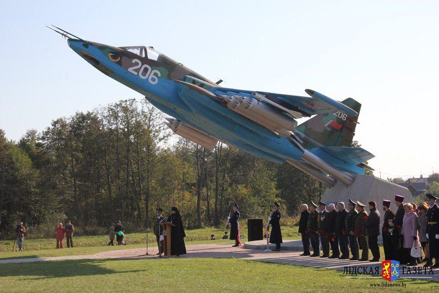 памятный знак - самолет-штурмовик Су-25