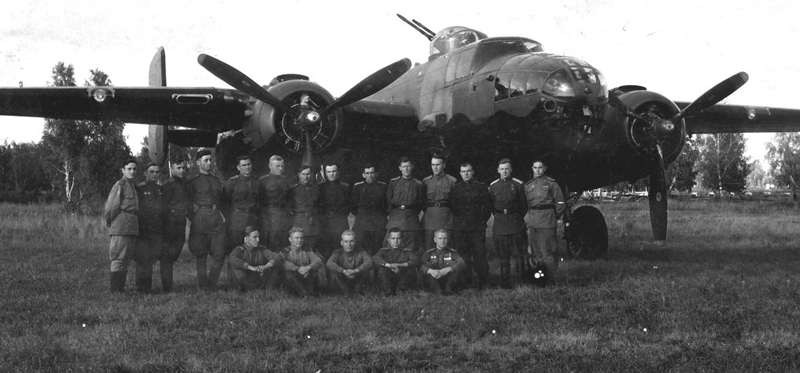 С авиабазы на Аляске в СССР по ленд-лизу самолеты «Митчелл В-25» перегоняли советские летчики