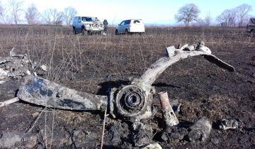 Фрагмент винта бомбардировщика Пе-2 подняли из болота в Приморском крае.