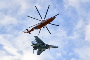 В Санкт-Петербурге лётчики ЗВО провели уникальную операцию по перевозке на внешней подвеске вертолёта Ми-26 истребителя Су-27