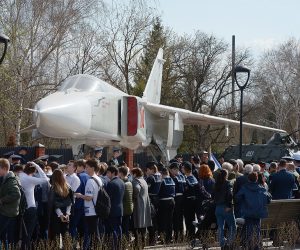 Бомбардировщик Су-24М установили в музее военной техники под Воронежем