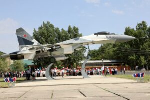 Памятник Су-27 в Кизляре