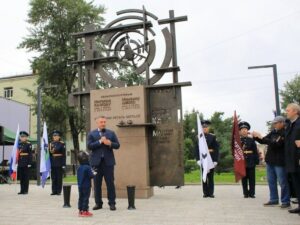В Иркутске открыли памятник авиаконструкторам Михаилу Милю и Николаю Камову